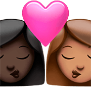 👩🏿‍❤️‍💋‍👩🏽 Emoji sich küssendes Paar - Frau: dunkle Hautfarbe, Frau: mittlere Hautfarbe Apple iOS 16.4.