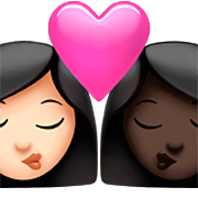 👩🏻‍❤️‍💋‍👩🏿 Emoji sich küssendes Paar - Frau, Frau: helle Hautfarbe, dunkle Hautfarbe Apple iOS 16.4.