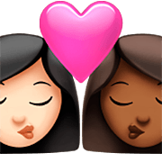 Emoji 👩🏻‍❤️‍💋‍👩🏾 Bacio Tra Coppia - Donna: Carnagione Chiara, Donna: Carnagione Abbastanza Scura su Apple iOS 16.4.