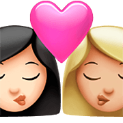 Emoji 👩🏻‍❤️‍💋‍👩🏼 Bacio Tra Coppia - Donna: Carnagione Chiara, Donna: Carnagione Abbastanza Chiara su Apple iOS 16.4.