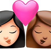 👩🏻‍❤️‍💋‍👩🏽 Emoji Beijo - Mulher: Pele Clara, Mulher: Pele Morena Clara na Apple iOS 16.4.