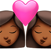 👩🏾‍❤️‍💋‍👩🏾 Emoji sich küssendes Paar - Frau: mitteldunkle Hautfarbe, Frau:mitteldunkle Hautfarbe Apple iOS 16.4.