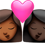 👩🏾‍❤️‍💋‍👩🏿 Emoji Beso - Mujer: Tono De Piel Oscuro Medio, Mujer: Tono De Piel Oscuro en Apple iOS 16.4.