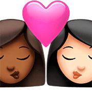 👩🏾‍❤️‍💋‍👩🏻 Emoji sich küssendes Paar - Frau: mitteldunkle Hautfarbe, Frau: helle Hautfarbe Apple iOS 16.4.