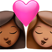 👩🏾‍❤️‍💋‍👩🏽 Emoji sich küssendes Paar - Frau: mitteldunkle Hautfarbe, Frau: mittlere Hautfarbe Apple iOS 16.4.
