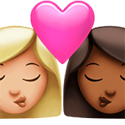 👩🏼‍❤️‍💋‍👩🏾 Emoji sich küssendes Paar - Frau: helle Hautfarbe, Frau: mitteldunkle Hautfarbe Apple iOS 16.4.