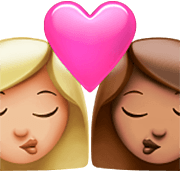 👩🏼‍❤️‍💋‍👩🏽 Emoji sich küssendes Paar - Frau: mittelhelle Hautfarbe, Frau: mittlere Hautfarbe Apple iOS 16.4.