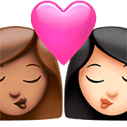 👩🏽‍❤️‍💋‍👩🏻 Emoji sich küssendes Paar - Frau: mittlere Hautfarbe, Frau: helle Hautfarbe Apple iOS 16.4.
