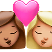 👩🏽‍❤️‍💋‍👩🏼 Emoji sich küssendes Paar - Frau: mittlere Hautfarbe, Frau: mittelhelle Hautfarbe Apple iOS 16.4.