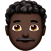 👨🏿‍🦱 Emoji Mann: dunkle Hautfarbe, lockiges Haar Apple iOS 16.4.