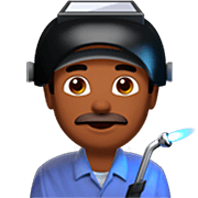 👨🏾‍🏭 Emoji Operario: Tono De Piel Oscuro Medio en Apple iOS 16.4.