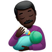 👨🏿‍🍼 Emoji Homem Alimentando Bebê: Pele Escura na Apple iOS 16.4.