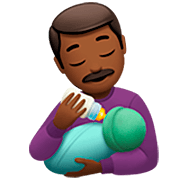👨🏾‍🍼 Emoji Homem Alimentando Bebê: Pele Morena Escura na Apple iOS 16.4.