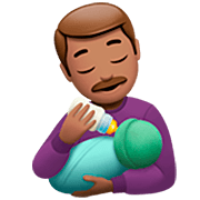 👨🏽‍🍼 Emoji Homem Alimentando Bebê: Pele Morena na Apple iOS 16.4.
