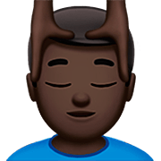 💆🏿‍♂️ Emoji Mann, der eine Kopfmassage bekommt: dunkle Hautfarbe Apple iOS 16.4.