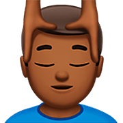 💆🏾‍♂️ Emoji Mann, der eine Kopfmassage bekommt: mitteldunkle Hautfarbe Apple iOS 16.4.