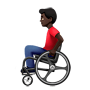👨🏿‍🦽 Emoji Mann in manuellem Rollstuhl: dunkle Hautfarbe Apple iOS 16.4.