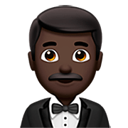 🤵🏿‍♂️ Emoji Hombre Con Esmoquin: Tono De Piel Oscuro en Apple iOS 16.4.