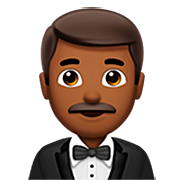 🤵🏾‍♂️ Emoji Homem de smoking: Pele Morena Escura na Apple iOS 16.4.