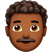 👨🏾‍🦱 Emoji Mann: mitteldunkle Hautfarbe, lockiges Haar Apple iOS 16.4.