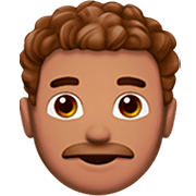 Emoji 👨🏽‍🦱 Uomo: Carnagione Olivastra E Capelli Ricci su Apple iOS 16.4.