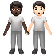 🧑🏿‍🤝‍🧑🏻 Emoji sich an den Händen haltende Personen: dunkle Hautfarbe, helle Hautfarbe Apple iOS 16.4.