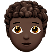 Emoji 🧑🏿‍🦱 Persona: Carnagione Scura E Capelli Ricci su Apple iOS 16.4.