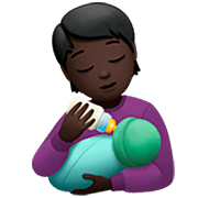 🧑🏿‍🍼 Emoji Pessoa Alimentando Bebê: Pele Escura na Apple iOS 16.4.