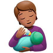 Émoji 🧑🏽‍🍼 Personne Allaitant Un Bébé : Peau Légèrement Mate sur Apple iOS 16.4.