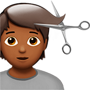 💇🏾 Emoji Person beim Haareschneiden: mitteldunkle Hautfarbe Apple iOS 16.4.