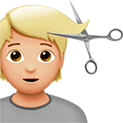 💇🏼 Emoji Persona Cortándose El Pelo: Tono De Piel Claro Medio en Apple iOS 16.4.