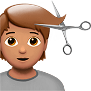 💇🏽 Emoji Person beim Haareschneiden: mittlere Hautfarbe Apple iOS 16.4.