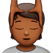 💆🏾 Emoji Person, die eine Kopfmassage bekommt: mitteldunkle Hautfarbe Apple iOS 16.4.