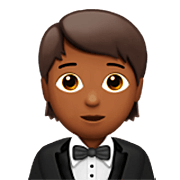 🤵🏾 Emoji Person im Smoking: mitteldunkle Hautfarbe Apple iOS 16.4.