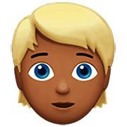 👱🏾 Emoji Persona Adulta Rubia: Tono De Piel Oscuro Medio en Apple iOS 16.4.