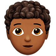 🧑🏾‍🦱 Emoji Erwachsener: mitteldunkle Hautfarbe, lockiges Haar Apple iOS 16.4.