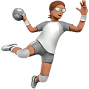 Émoji 🤾🏽 Personne Jouant Au Handball : Peau Légèrement Mate sur Apple iOS 16.4.