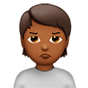 🙎🏾 Emoji schmollende Person: mitteldunkle Hautfarbe Apple iOS 16.4.