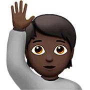 Émoji 🙋🏿 Personne Qui Lève La Main : Peau Foncée sur Apple iOS 16.4.