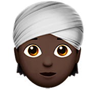 👳🏿 Emoji Person mit Turban: dunkle Hautfarbe Apple iOS 16.4.