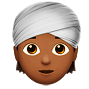 👳🏾 Emoji Person mit Turban: mitteldunkle Hautfarbe Apple iOS 16.4.