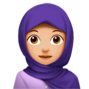 🧕🏼 Emoji Frau mit Kopftuch: mittelhelle Hautfarbe Apple iOS 16.4.