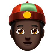 👲🏿 Emoji Mann mit chinesischem Hut: dunkle Hautfarbe Apple iOS 16.4.