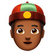 👲🏾 Emoji Mann mit chinesischem Hut: mitteldunkle Hautfarbe Apple iOS 16.4.