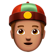 👲🏽 Emoji Mann mit chinesischem Hut: mittlere Hautfarbe Apple iOS 16.4.