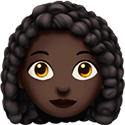 👩🏿‍🦱 Emoji Frau: dunkle Hautfarbe, lockiges Haar Apple iOS 16.4.
