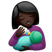 👩🏿‍🍼 Emoji Mujer Que Alimenta Al Bebé: Tono De Piel Oscuro en Apple iOS 16.4.