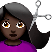 Émoji 💇🏿‍♀️ Femme Qui Se Fait Couper Les Cheveux : Peau Foncée sur Apple iOS 16.4.