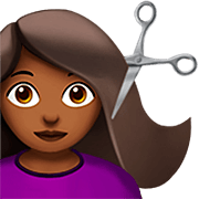 Émoji 💇🏾‍♀️ Femme Qui Se Fait Couper Les Cheveux : Peau Mate sur Apple iOS 16.4.