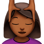 💆🏾‍♀️ Emoji Frau, die eine Kopfmassage bekommt: mitteldunkle Hautfarbe Apple iOS 16.4.